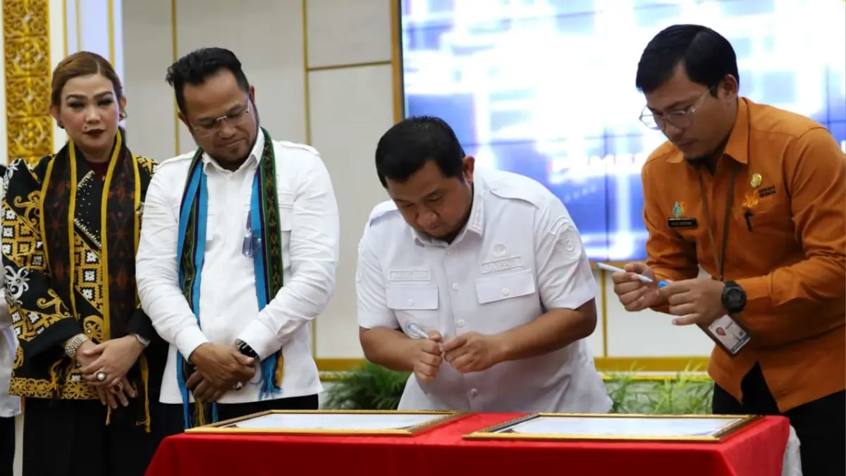 SIMBOLIS: Mudyat Noor melakukan penandatanganan disaksikan Gubernur Kaltim Rudi Mas