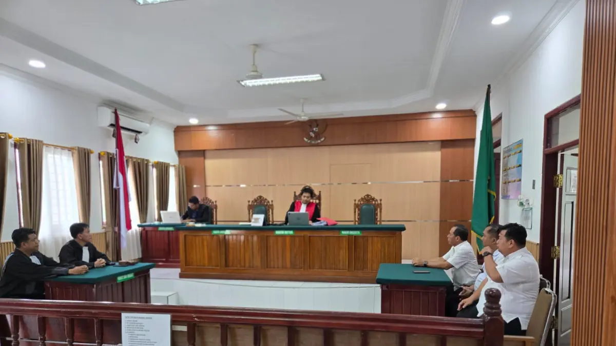Suasana sidang praperadilan di Pengadilan Negeri Kutai Barat saat hakim membacakan putusan yang menyatakan penetapan tersangka terhadap Ys tidak sah.