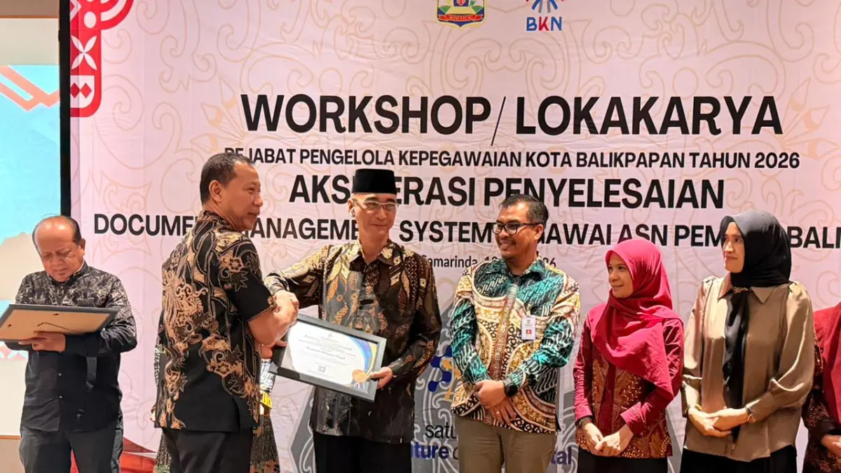 TERIMA PIAGAM: Camat Balikpapan Tengah Ariefdah Aida Kuntjoro menerima piagam penghargaan peringkat ketiga penilaian Pengelolaan Dokumen dan Arsip Berbasis Sistem Manajemen Dokumen (DMS) tingkat Kota Balikpapan. (IST)