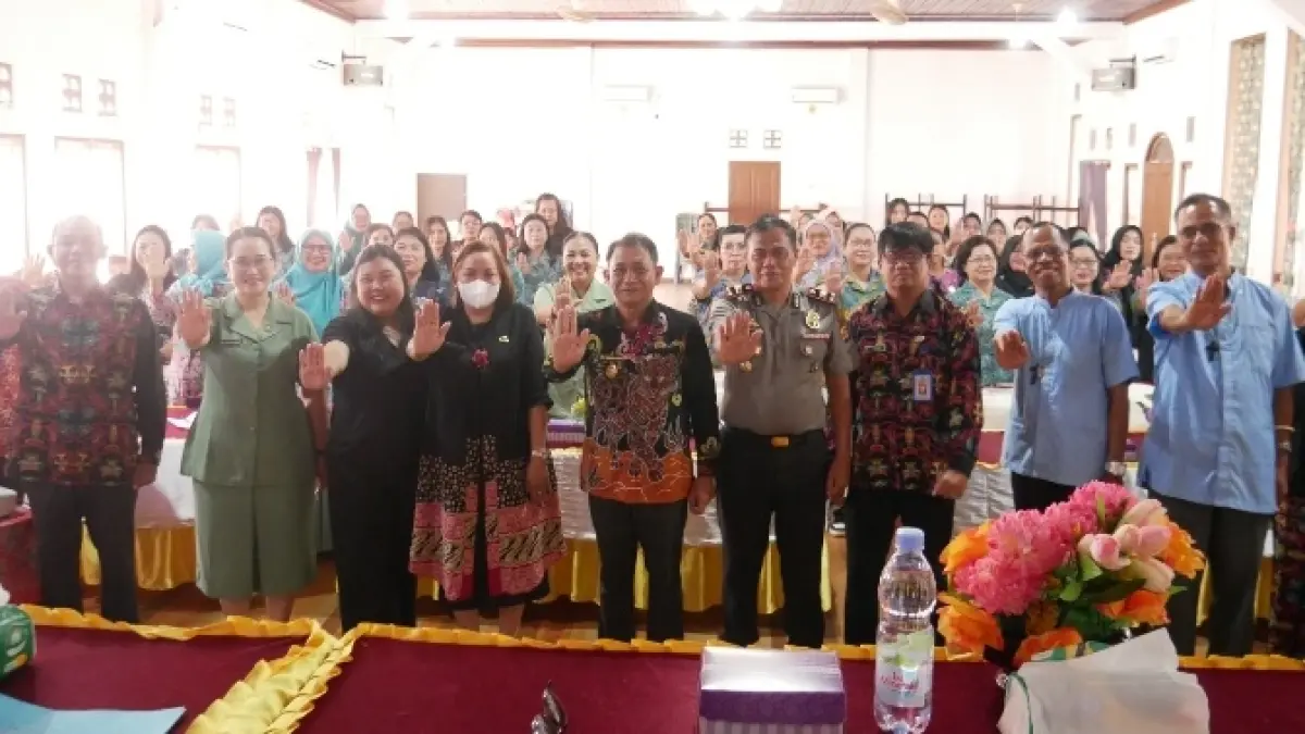 Wakil Bupati Kutai Barat, H. Nanang Adriani (tengah), bersama para ketua organisasi wanita usai membuka jalannya Sosialisasi Perlindungan Perempuan di Hotel Grand Family, Kecamatan Barong Tongkok, Kamis (25/6). 