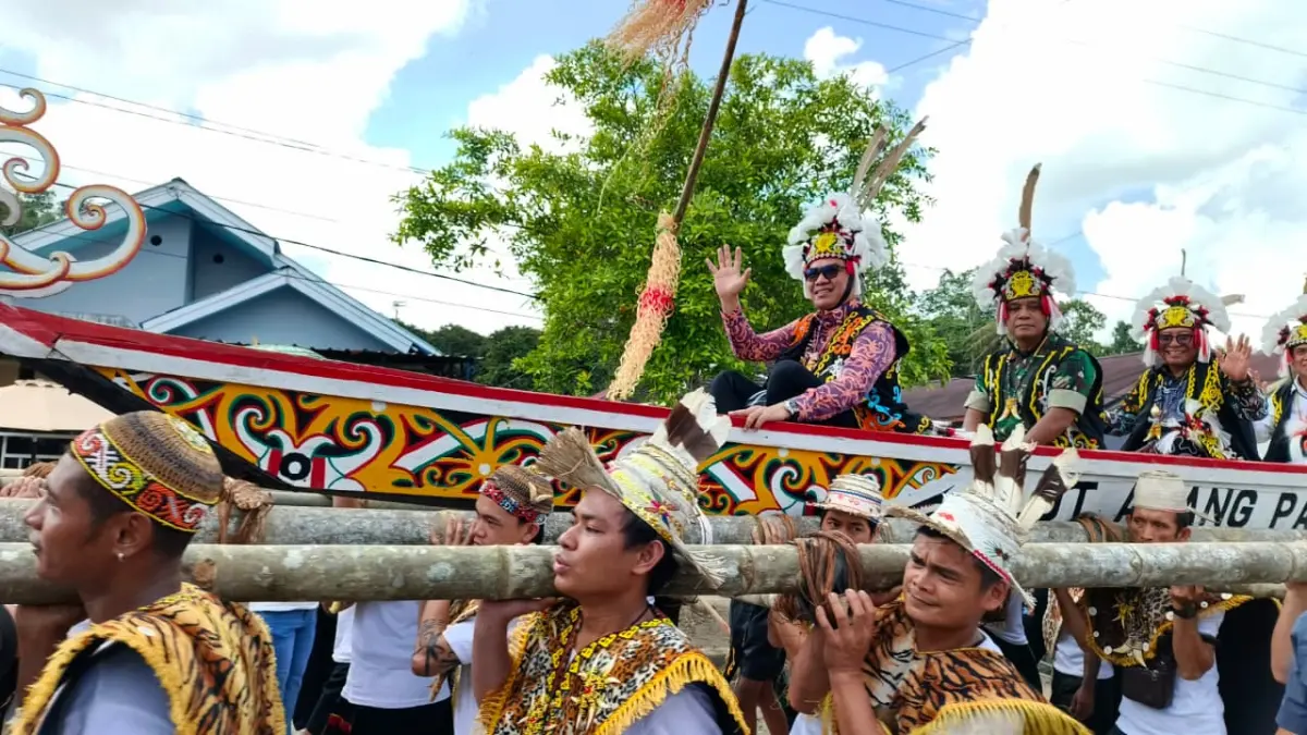 Wali Kota Samarinda, Andi Harun (tengah)(, saat mengikuti arak-arakan Alut Adang pada pembukaan Festival Budaya Dayak Kenyah 2026 di Desa Budaya Pampang, Samarinda Utara, Kamis (25/6). (HAFIZ/KP)