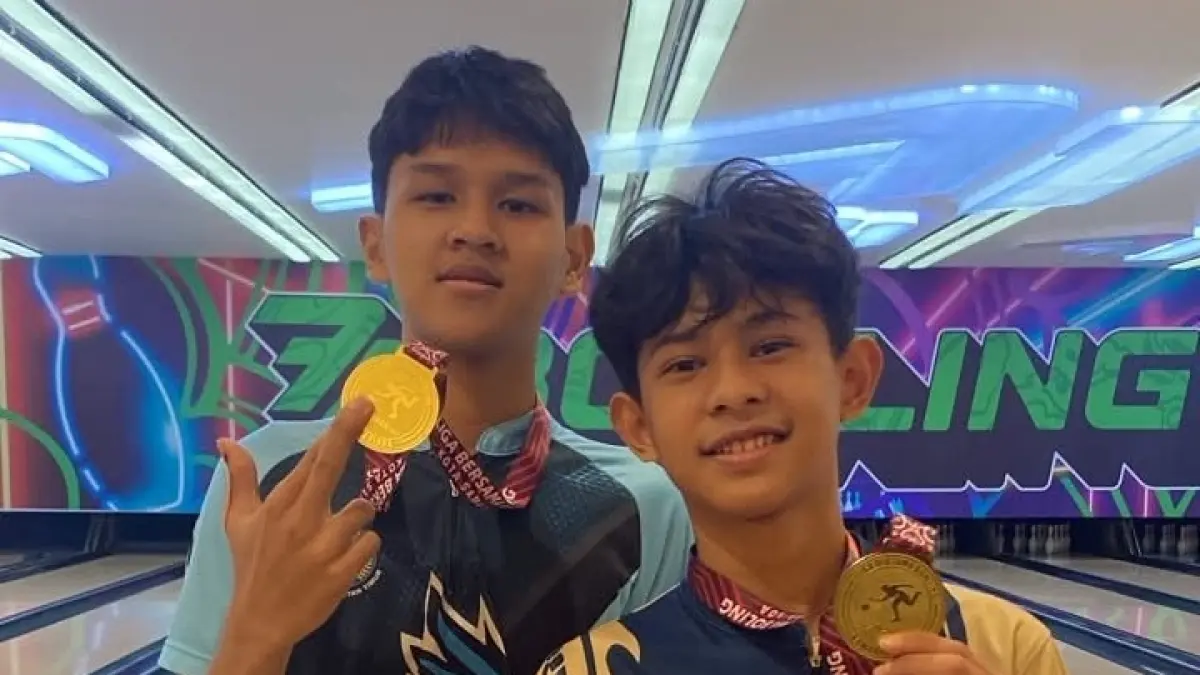 Enggar dan Yudhis, atlet boling asal Kutai Barat, menunjukkan performa gemilang dengan memimpin klasemen sementara Kejurnas Boling Junior dan Kelompok Umur 2026.