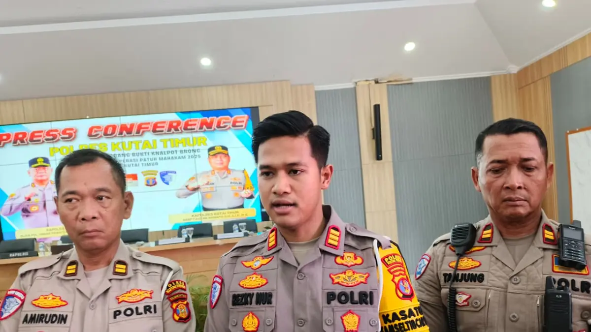 Kasat Lantas Polres Kutim, AKP Rezky Nur Harismeihendra (tengah).