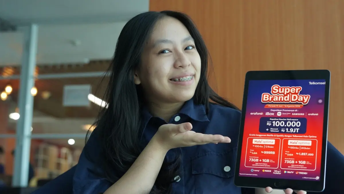 Perwakilan Telkomsel memperkenalkan program Super Brand Day bersama Erajaya yang menawarkan promo bundling perangkat dan paket Halo+ dengan potongan harga hingga Rp1,9 juta di 45 kota wilayah Sulawesi, Papua, dan Maluku. (IST)