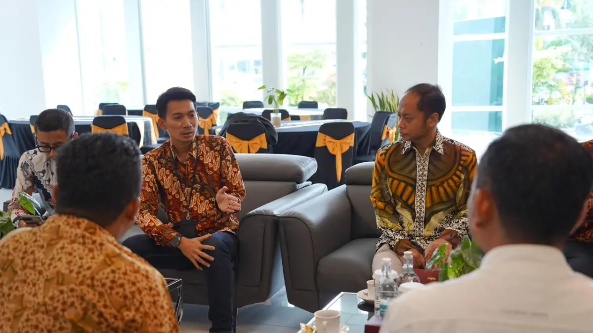 PPID Pelaksana PLN UIP KLT, Raditya Kuntoro, memaparkan mekanisme layanan informasi publik, tantangan, dan upaya peningkatan kualitas pelayanan informasi kepada masyarakat. (PLN for KP)