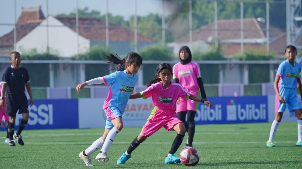 Tim All-Stars Malang (jersey biru) berhasil memenangi pertandingan melawan Tim All-Stars Samarinda (jersey pink) dengan skor 3-0 dalam matchday ketiga Grup A babak penyisihan MLSC All-Stars 2026 yang berlangsung pada Kamis (25/6). (IST)