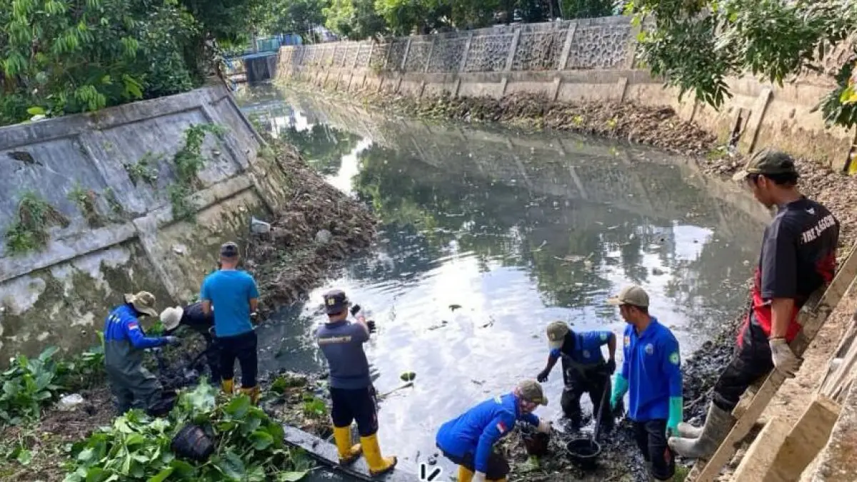 Tim Panbers Dinas PUPRK Bontang melakukan normalisasi Sungai Dahlia di Kelurahan Satimpo dengan mengeruk sedimen dan mengangkut sampah untuk mengurangi risiko banjir. (ADIEL KUNDHARA/KALTIM POST)