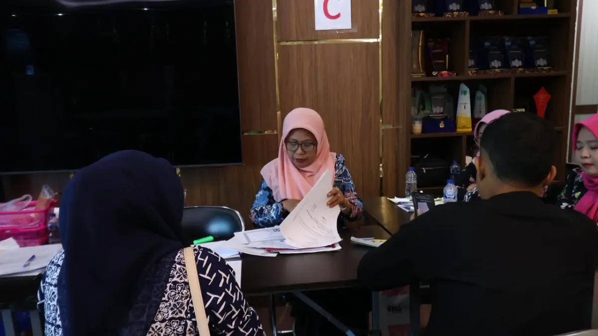 TINGGI: Suasana kantor Disdikbud Balikpapan hari ke-3 verifikasi dan validasi, Jumat (26/6). (ANGGI/KP)