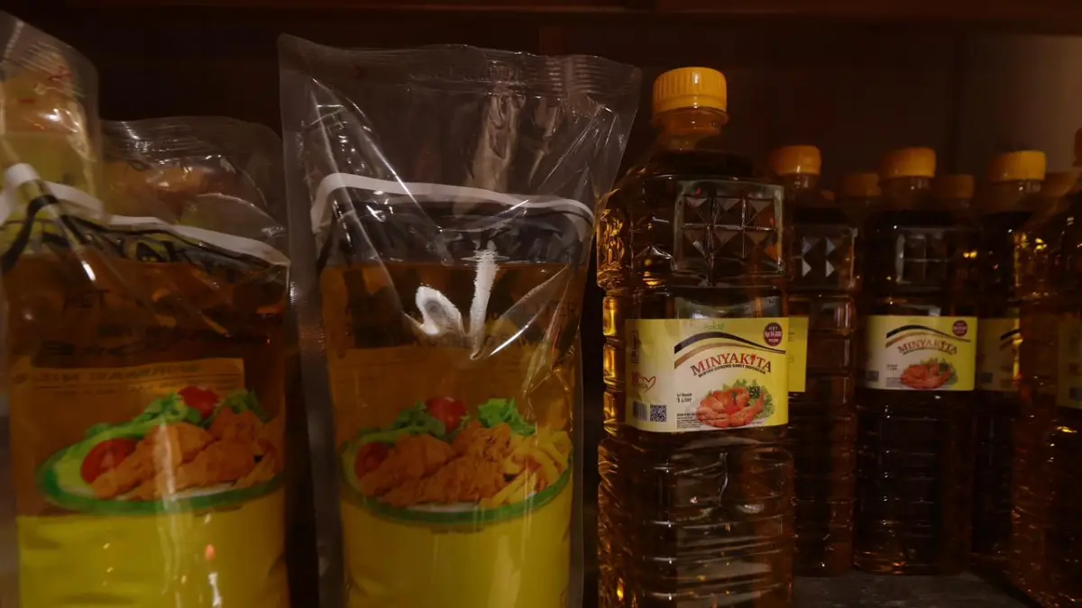 WASPADA MINYAKITA: Dinas Perdagangan Balikpapan memastikan peredaran minyak goreng subsidi MinyaKita di Balikpapan masih aman dari temuan produk berbau solar dan berwarna pekat seperti yang terjadi di Jawa. ANGGI PRADITHA/KP