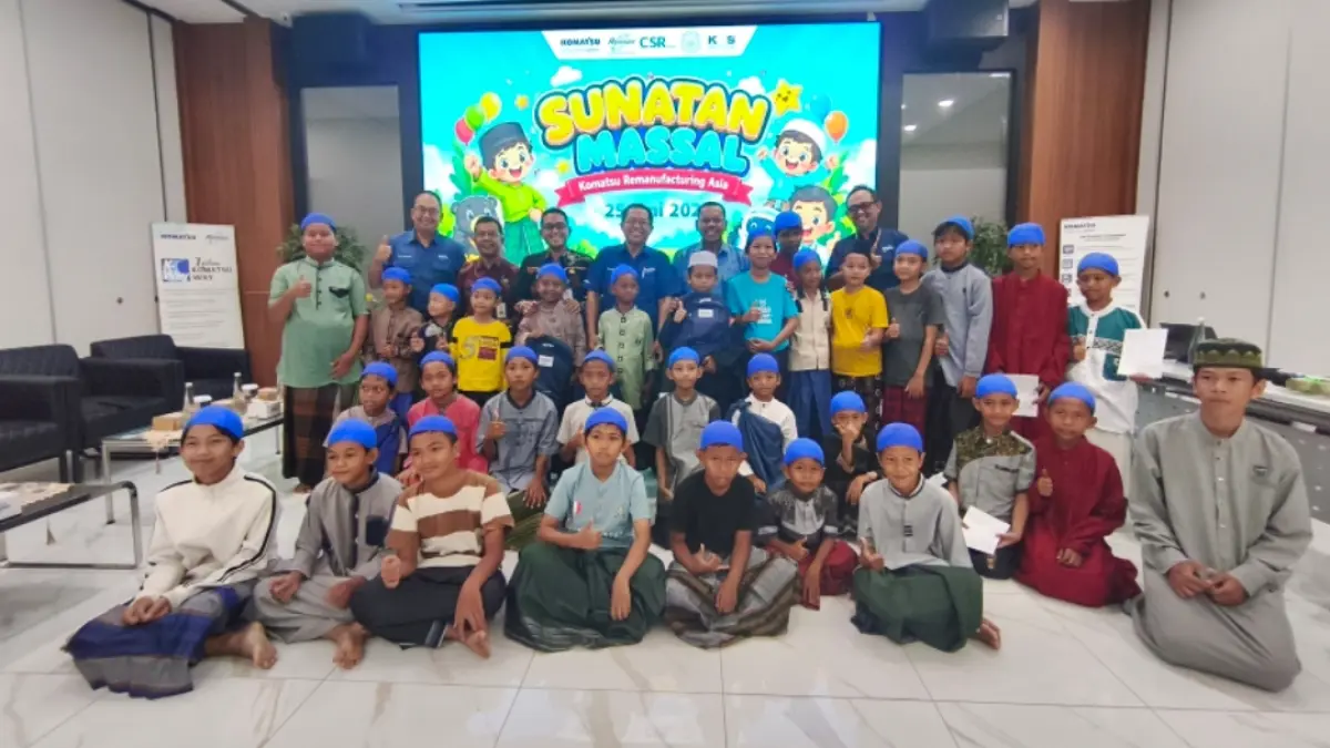AKSI SOSIAL: Direktur PT Komatsu Remanufacturing Asia (KRA) bapak Nasihin (belakang, empat kiri) mengabadikan momen bersama para peserta Sunatan Massal yang digelar di perusahaannya, Kamis (25/6).
