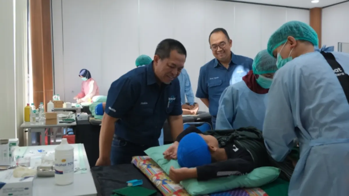 BERI SEMANGAT: Direktur PT Komatsu Remanufacturing Asia (KRA) bapak Nasihin melihat proses sunat sekaligus memberikan dukungan moral kepada peserta.&nbsp;