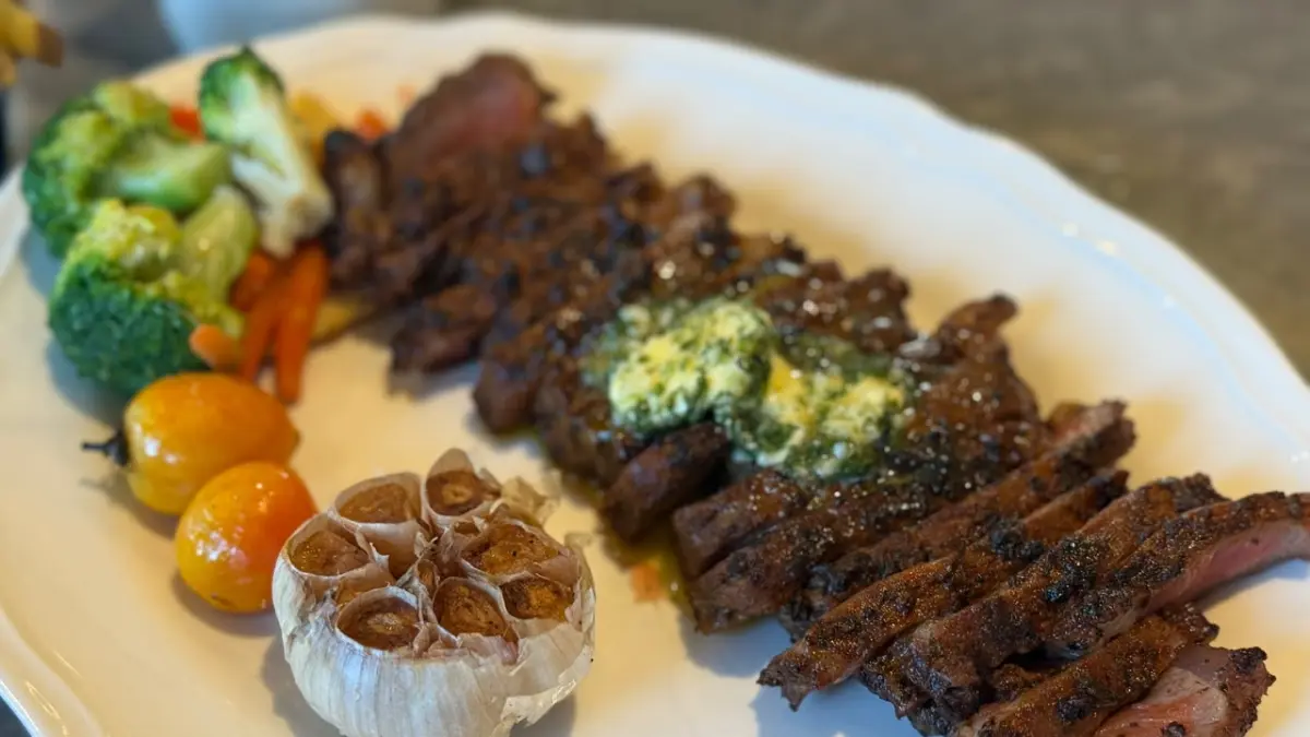 CITA RASA LOKAL: SkyHouse Rooftop Dining & Lounge di Mercure Samarinda menghadirkan sajian Western Modern Fusion yang mengikuti tren restoran di kota-kota besar.