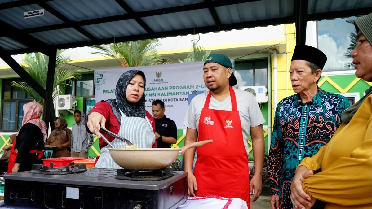 DUKUNGAN: Ketua Baznas Kaltim Ahmad Nabhan (kanan) memantau pelaksanaan program Z-Chicken, Kamis (25/6).