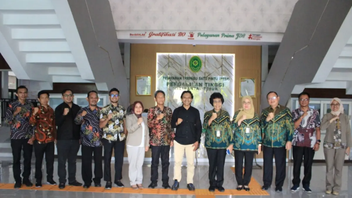 Ketua Bawaslu Kaltim, Hari Dermanto (tengah, kemeja hitam), bersama Ketua Pengadilan Tinggi Kaltim, Albertina Ho (lima kanan), di sela-sela kunjungan kelembagaan di Kantor Pengadilan Tinggi Kaltim, Samarinda, Kamis (25/6).