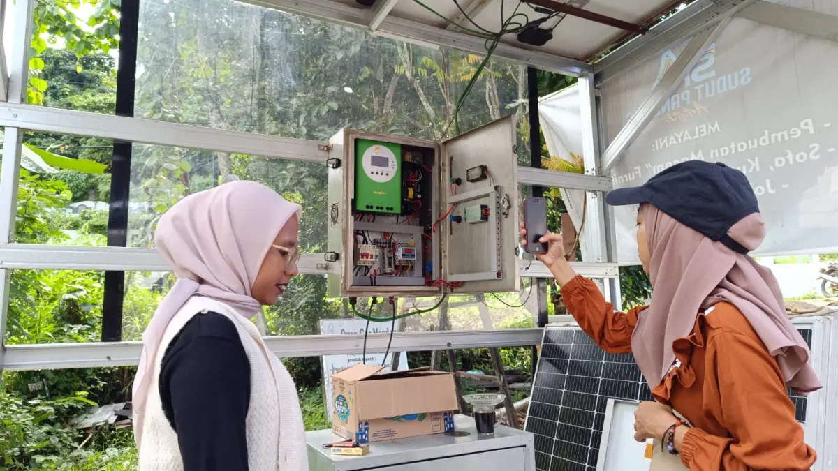 MINIM PERAWATAN: Anggota Komunitas Jurnalis Warga melihat kondisi peralatan PLTS di Dusun Sungai Banjar, Desa Sepatin yang mulai tak terawat. Kini, hanya mampu mengaliri listrik dua jam sehari.
