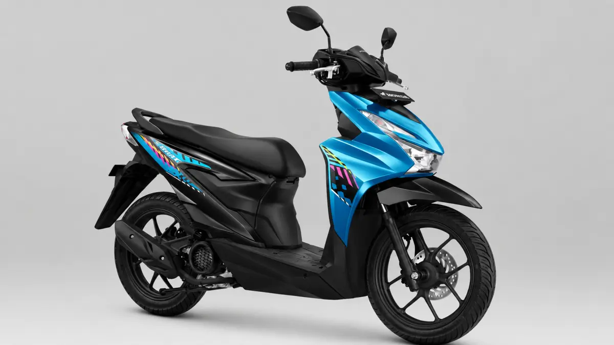 New Honda BeAT 2026 tampil dengan warna terbaru Glossy Blue Black dan desain striping modern yang mencerminkan gaya anak muda aktif.