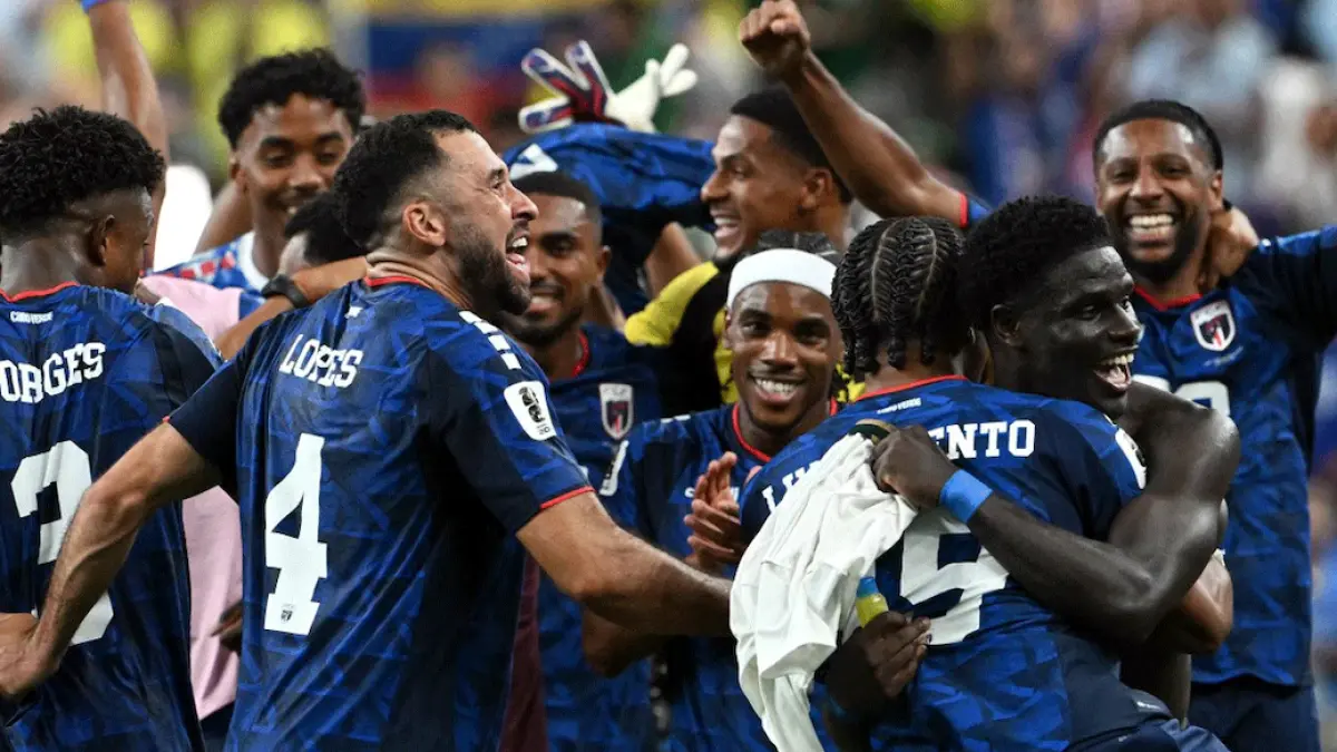 Para pemain Tanjung Verde berselebrasi usai memastikan diri lolos ke fase 32 besar Piala Dunia 2026. (Foto: AFP)