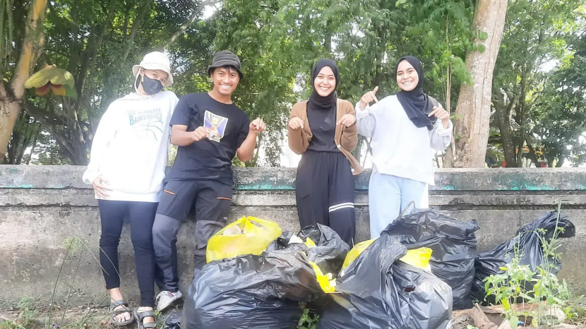 PATUT DICONTOH: Mangir Anggoro Titiantoro bersama rekan-rekannya aktif memungut sampah di kawasan Sungai Mahakam. Aksi kecil ini diharapkan bisa menginspirasi pemerintah untuk menekan penggunaan plastik.