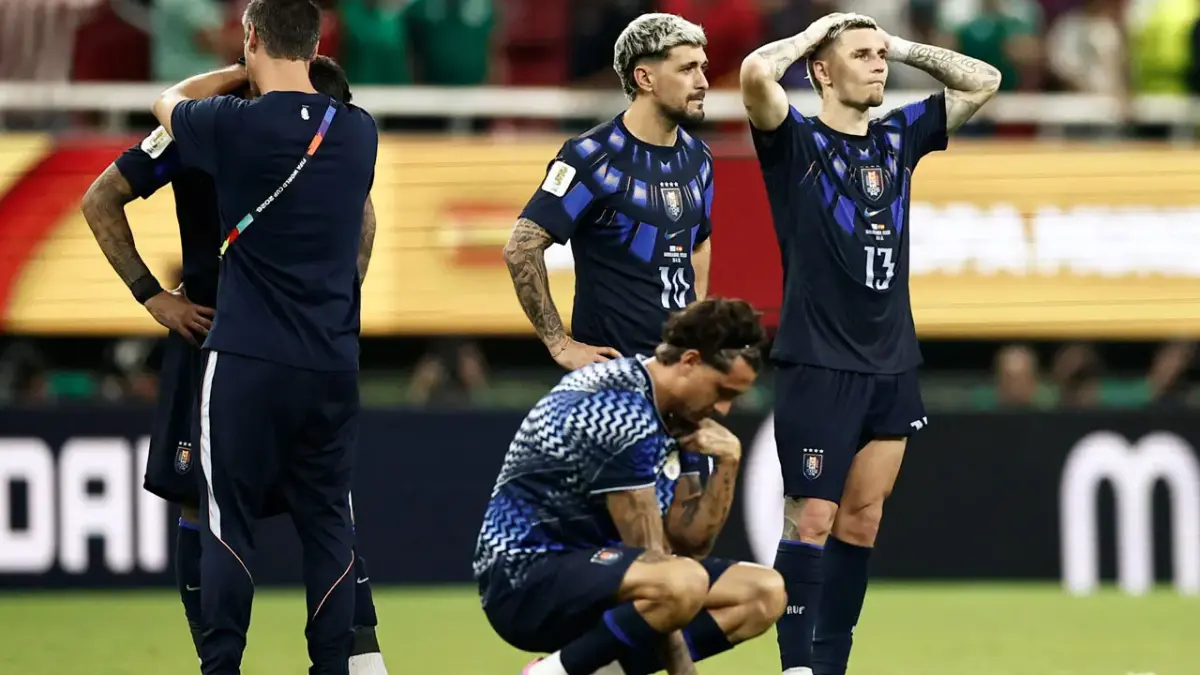 Pemain Uruguay terpaku setelah kalah dari Spanyol dan dipastikan tersingkir dari Piala Dunia 2026. (Foto: Mid-day)
