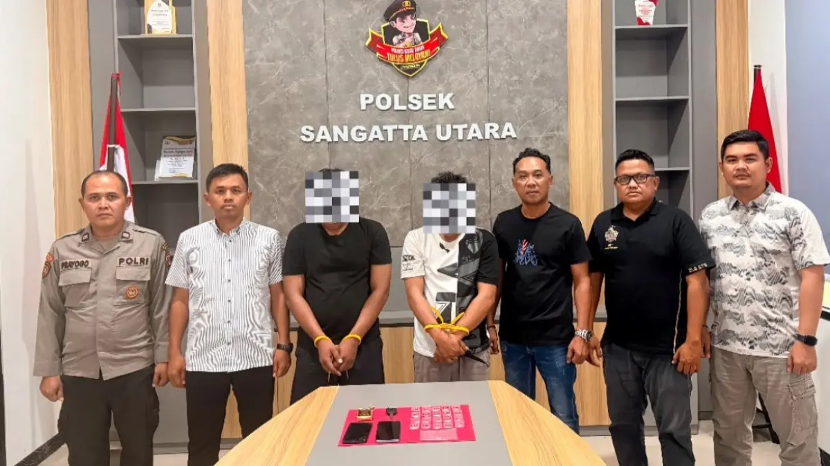 DIAMANKAN: Dua terduga pelaku dugaan peredaran narkotika diamankan Unit Reskrim BackBone Polsek Sangatta Utara beserta barang bukti 20 poket yang diduga sabu hasil pengungkapan di Jalan Istiqomah Prima, Desa Sangatta Utara, Kutai Timur, Sabtu (27/6). (DOK. POLRES KUTIM)