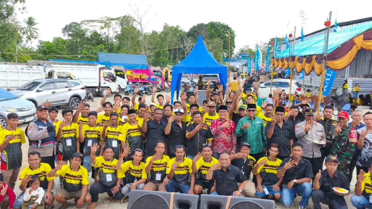 Anggota komunitas mengabadikan momen bersama Wakil Wali Kota Balikpapan Bagus Susetyo.

&nbsp;