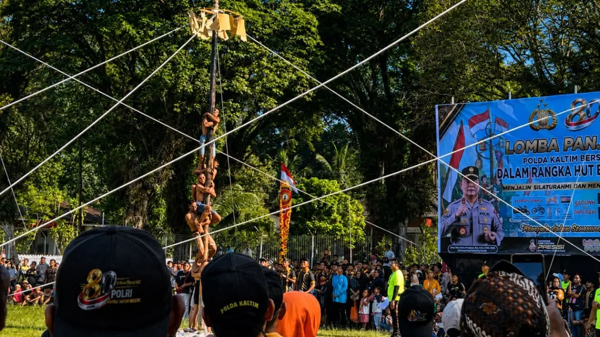 Antusias peserta mengikuti lomba panjat pinang yang digelar Polda Kaltim di Lapangan Merdeka, Balikpapan, Minggu (28/6). (FOTO NURON/KP)