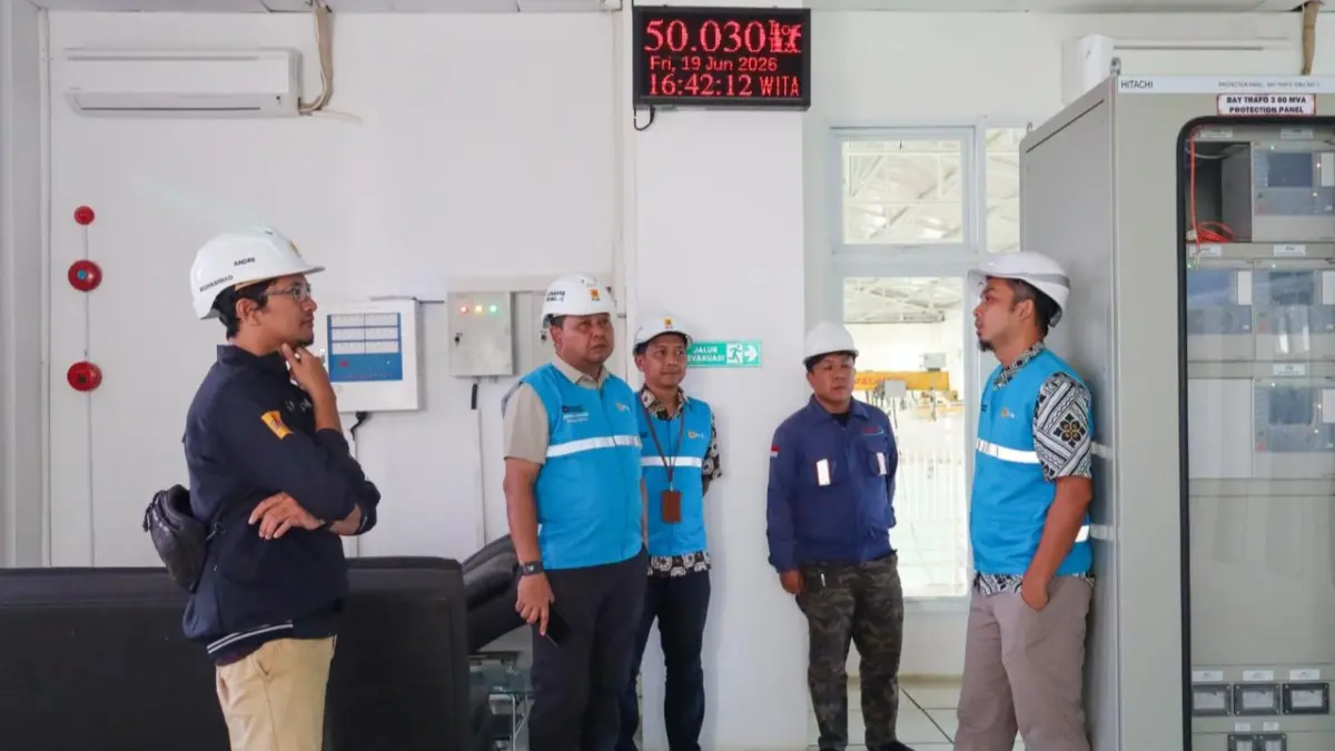 General Manager PLN UIP KLT, Dewanto, bersama jajaran meninjau ruang panel proteksi GIS 4 IKN di Kabupaten Penajam Paser Utara, Jumat (19/6). 