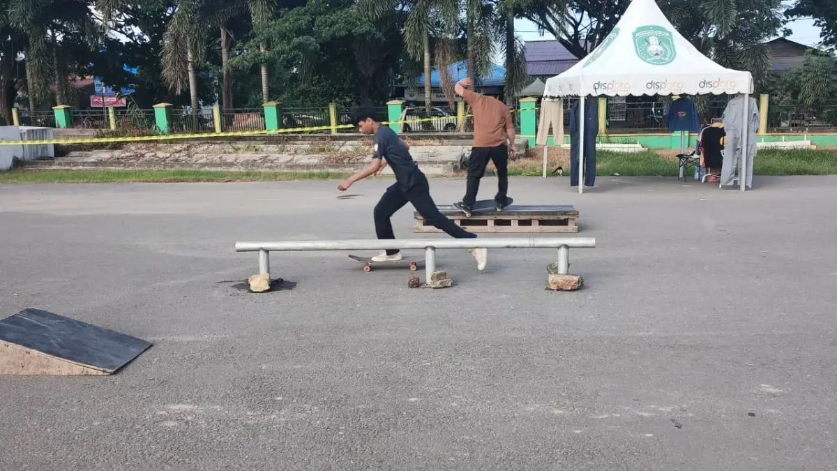 HOBI: Puluhan skater ikut memperingati Hari Skateboard Sedunia di Folder Ilham Maulana, Sangatta Utara, Kutim, Minggu (28/6). Mereka menggunakan lintasan buatan karena skatepark setempat dinilai sudah tidak layak digunakan. Jufriadi/KP