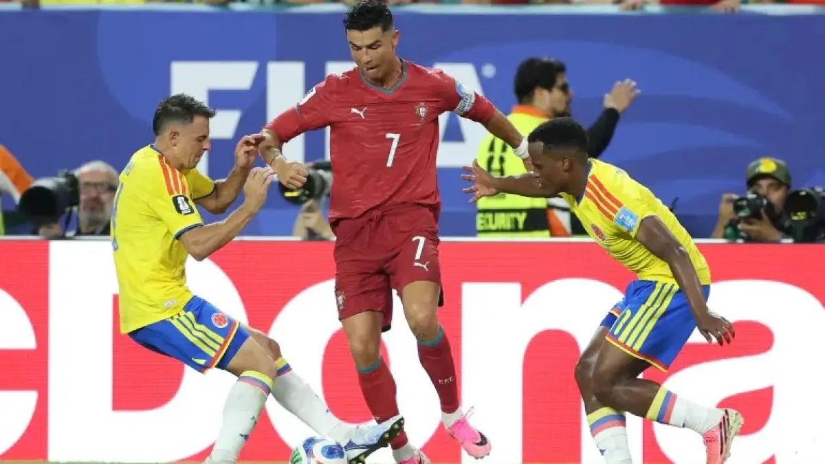 IMBANG: Pemain Kolombia, Santiago Arias dan Jhon Arias, berebut bola dengan Ronaldo, Minggu (28/6/2026). (AFP)