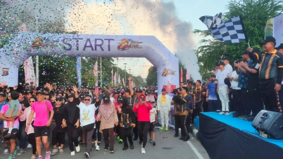 JALAN SANTAI: Bendera start jalan santai dalam rangka Hari Bhayangkara dilepas Kapolda Kaltim Irjen Pol Endar Priantoro.