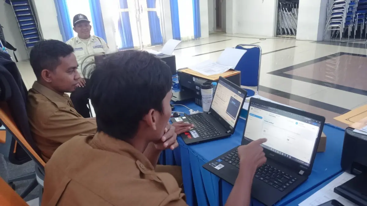 KERJA KERAS: Operator tiap sekolah pada saat SPMB melakukan verifikasi berkas pendaftaran yang masuk. ADIEL KUNDHARA/KP