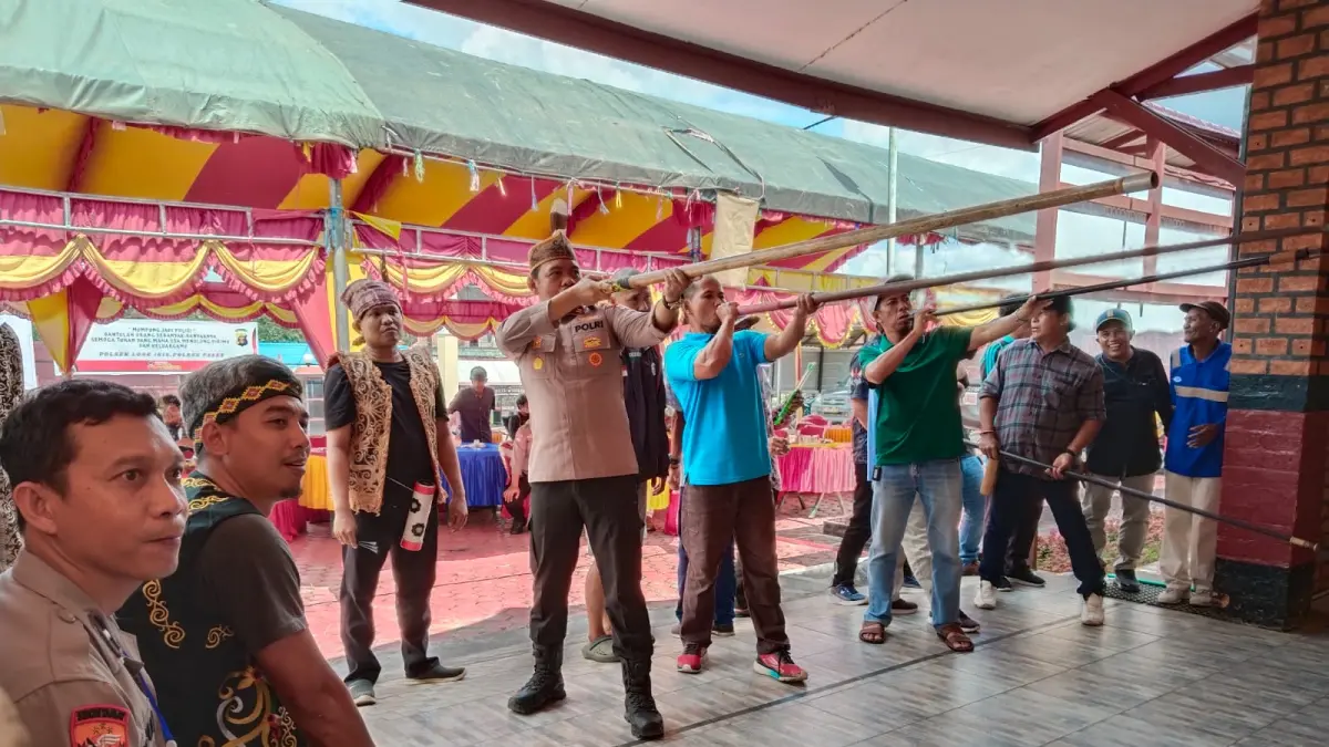 KETANGKASAN: Lomba sumpit yang digelar Polsek Long Ikis disambut meriah peserta, Sabtu (27/6).&nbsp;