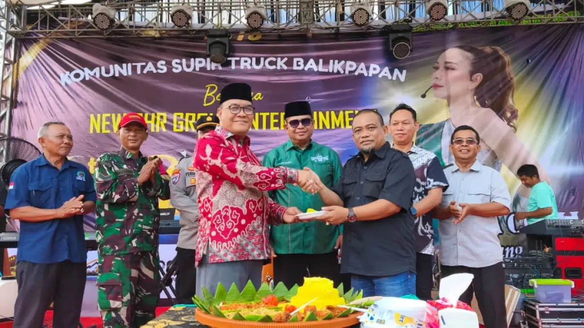 Ketua KSTB Jafar Sodik (kanan) memotong tumpeng kemudian diserahkan kepada Wakil Wali Kota Balikpapan Bagus Susetyo. (LUPUS/KP)

&nbsp;