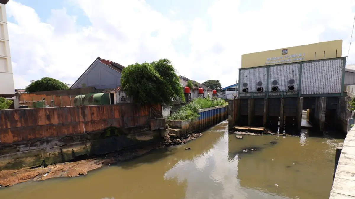 Kondisi aliran sungai di hilir DAS Ampal Balikpapan yang kini masih dikelilingi permukiman padat warga. (ANGGI PRADITHA/KP)