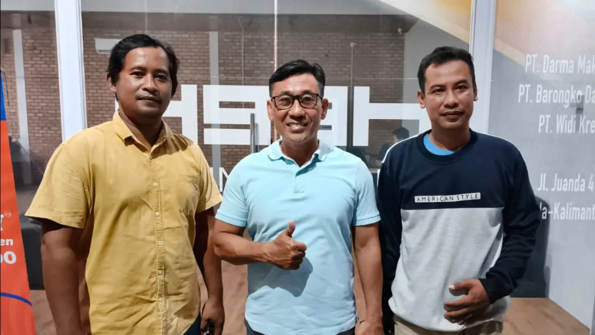 Kuasa hukum para korban, Kaharuddin (tengah), saat memberikan keterangan pers terkait perkembangan sengketa hubungan industrial dengan PT Bukit Lipan Sejahtera di Samarinda,