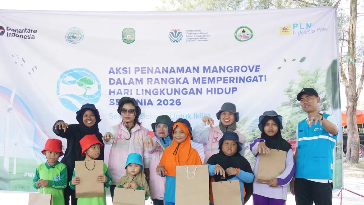 Manajemen PLN UBP Mahakam bersama para siswa-siswi.