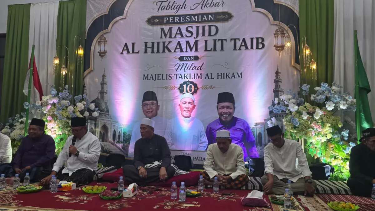 MENGHIDUPKAN KEMBALI: Saefuddin Zuhri dan tamu lainnya bersama-sama meresmikan masjid secara simbolis yang menandai babak baru penyiaran Islam di kawasan tersebut dengan menandatangani prasasti. (IST)