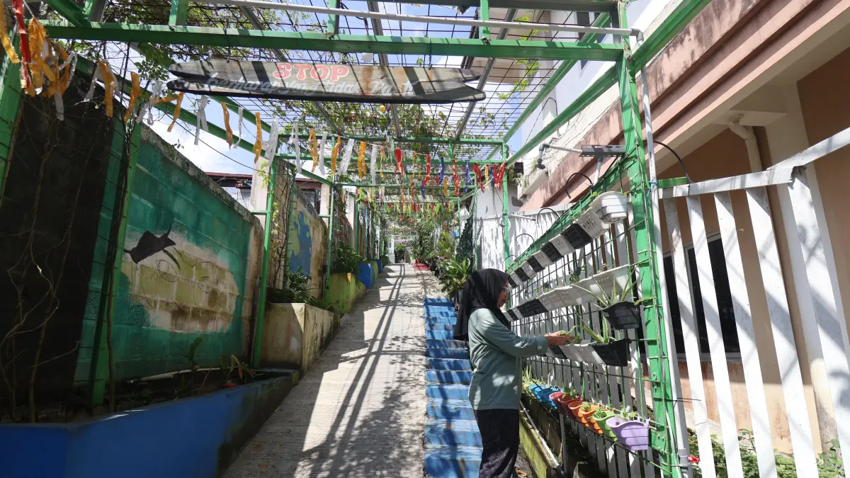 PEMANFAATAN LAHAN: Warga merawat tanaman hidroponik di salah satu kawasan permukiman Kota Balikpapan. (ANGGI PRADHITA/KP)