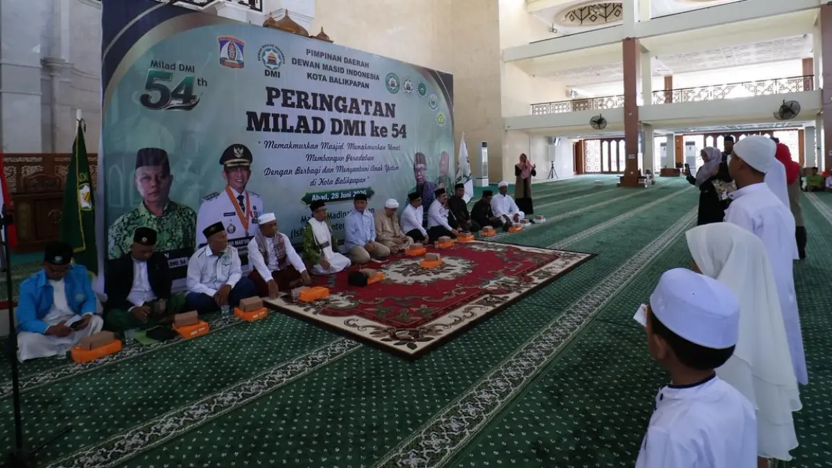 Pemkot Balikpapan bersama PD DMI Balikpapan menyalurkan santunan kepada anak yatim di Masjid Madinatul Iman Balikpapan Islamic Center, Minggu (28/6). (FOTO ANGGI PRADITHA/KP)