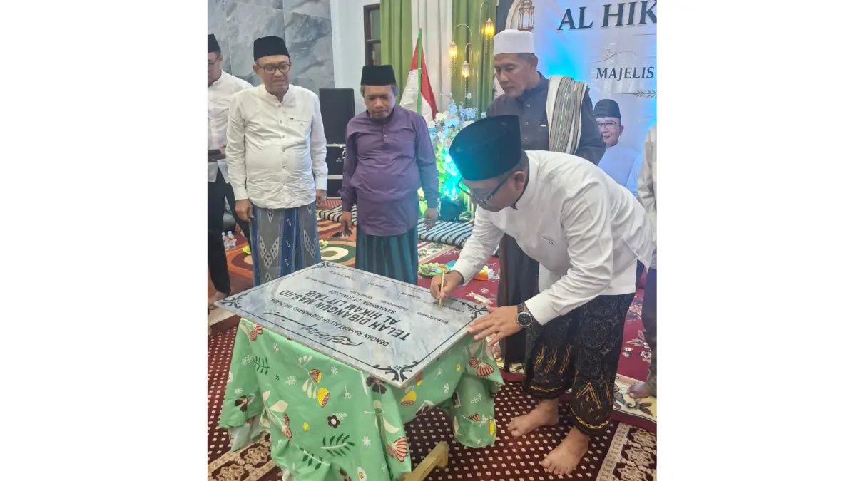 Penandatanganan prasasti sebagai tanda diresmikannya Masjid Al Hikam Lit Thaaib. (IST)