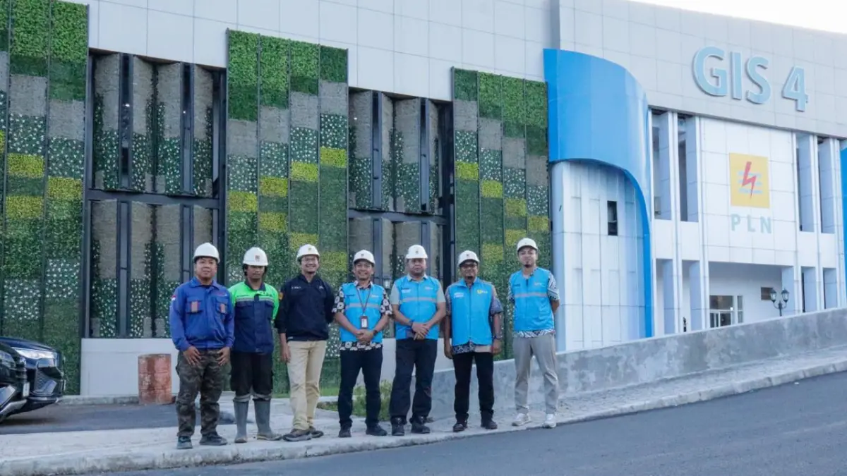 PENINJAUAN: Jajaran PLN UIP KLT di depan gedung GIS 4 IKN usai melakukan peninjauan kondisi operasional infrastruktur kelistrikan strategis dalam mendukung kebutuhan listrik yang andal bagi kawasan Ibu Kota Nusantara. (PLN)
