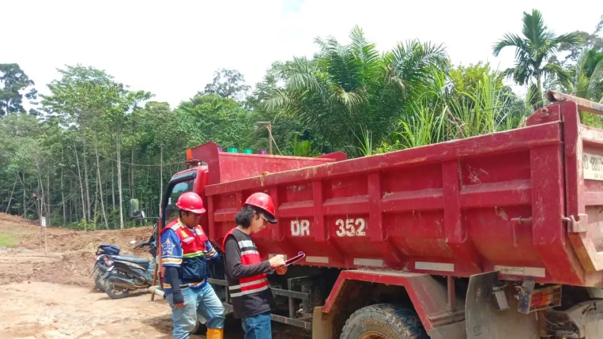 Petugas pengatur lalu lintas memeriksa kendaraan roda empat saat melintasi area pengerjaan jalan di ruas Tering–Long Bagun 8, Kabupaten Kutai Barat. (BBPJN Kaltim)