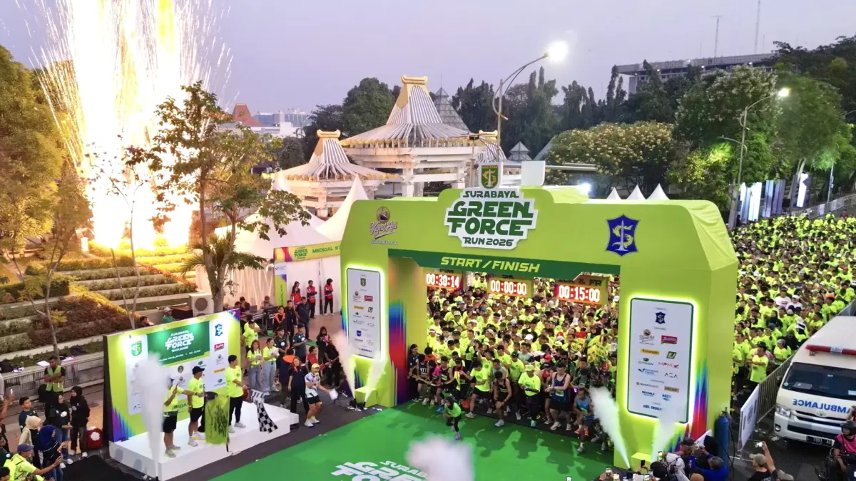 Ribuan peserta memadati kawasan Tugu Pahlawan saat mengikuti Surabaya Green Force Run 2026, Minggu (28/6). Ajang lari tahunan ini diikuti sekitar 6.000 pelari dari 119 kota di Indonesia dan 10 negara. (DBL INDONESIA)