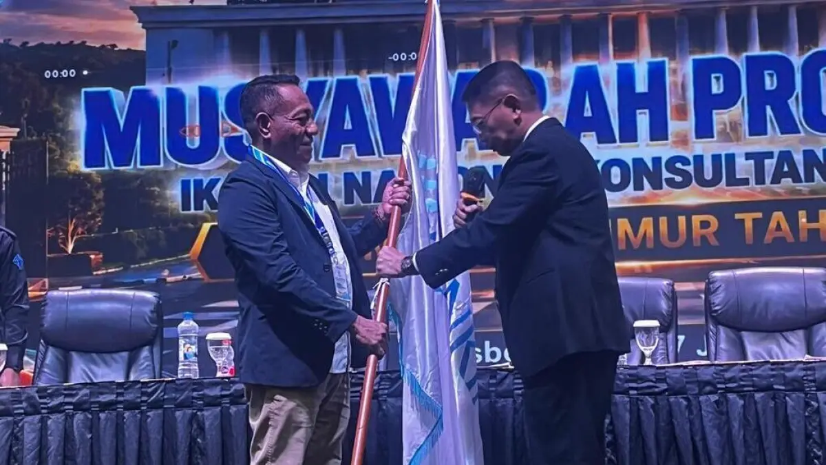 SERAHKAN: Ketua Umum DPN Inkindo, Ir H Erie Heriyadi (kanan) menyerahkan pataka DPP Inkindo Kaltim kepada Ir Fernando Kali Mau ST MT untuk kembali memimpin Inkindo Kaltim.