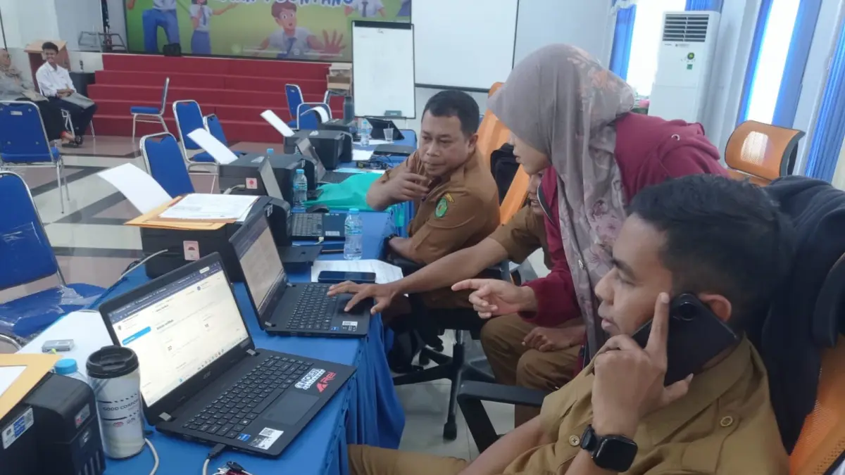 TATAP OPERATOR: Pendaftar mengunjungi sekolah untuk menyerahkan berkas pendaftaran untuk diverifikasi pada SPMB SMA di Kota Bontang. ADIEL KUNDHARA/KP