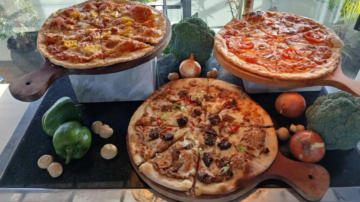 All you can eat pizza di Rooftop Terrace Platinum Hotel Balikpapan.