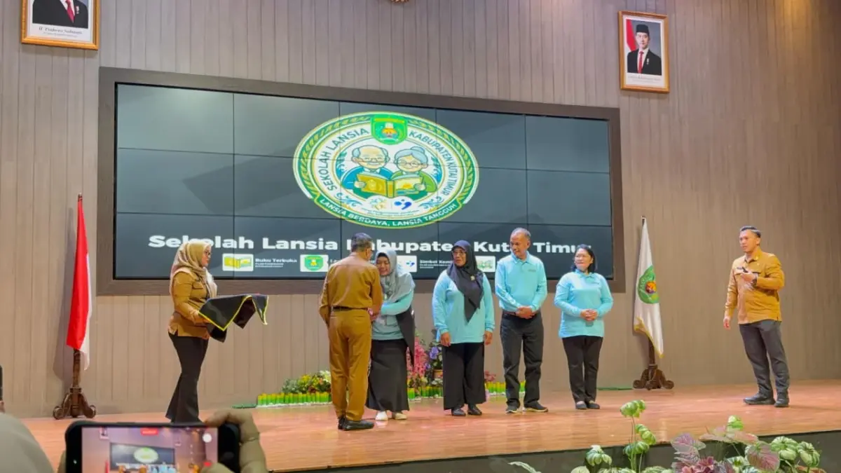 BEKAL MASA TUA: Peluncuran Program Sekolah Lansia berlangsung di Ruang Meranti, Kantor Bupati Kutai Timur, Senin (29/6). (JUFRIADI/KP)