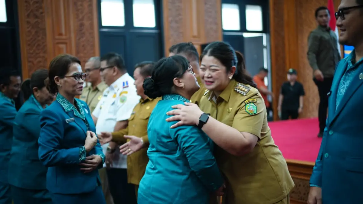 Bupati Angela Idang Belawan mengucapkan selamat kepada pengurus TP PKK Mahulu yang baru dilantik, Senin (29/6). (JODY KRISTIANTO/KP)