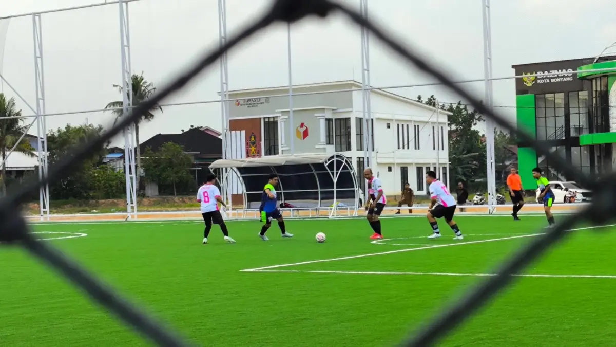 DIBANGUN: Proyek lanjutan pembangunan lapangan minisoccer HOP dikerjakan oleh kontraktor pemenang tender. ADIEL KUNDHARA/KP