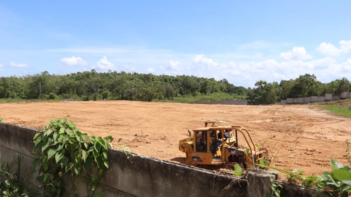 DIKEBUT: Progres pematangan lahan proyek depo kontainer Kilometer 13 Balikpapan. ANGGI PRADITHA/KP